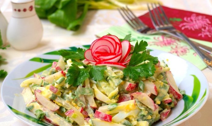 Весенний салат с яйцом и черемшой