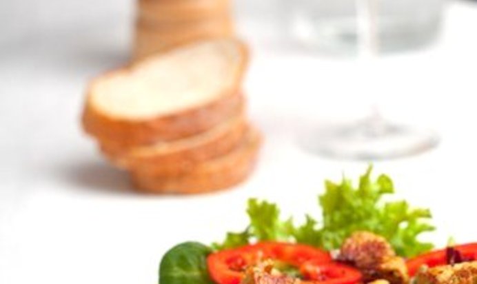 Салат из нектаринов и свинины на гриле, шпината и феты