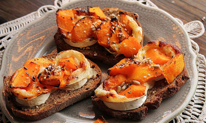 Брускетта с тыквой и козьим сыром