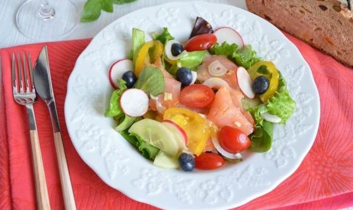 Овощной салат с копченым лососем и голубикой