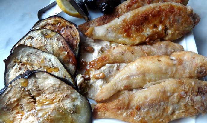 Барабулька хрустящая на подушке из хумуса