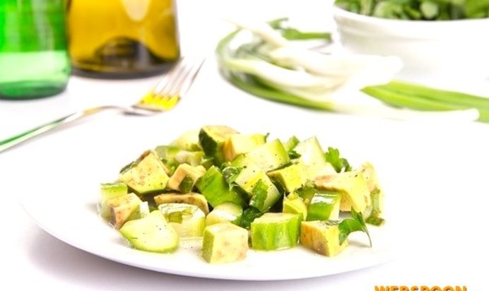 Острый салат с авокадо и огурцом