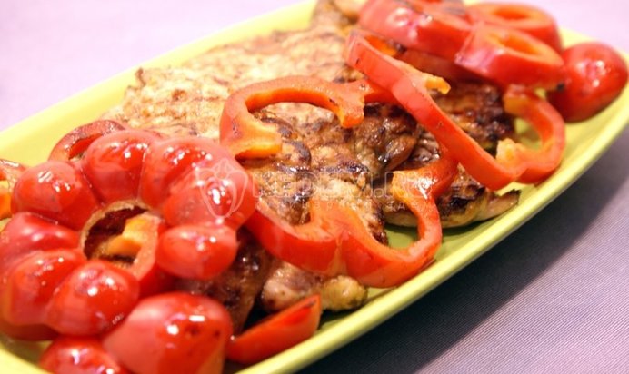 Пестрый салат с овощами, окороком и пастой