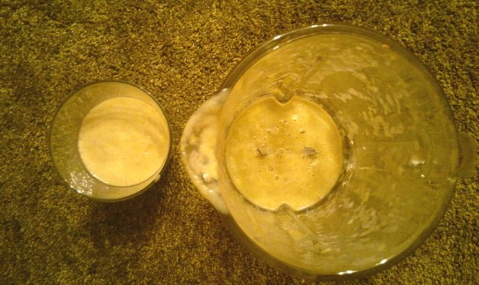 Зимний смузи из авокадо, банана и киви