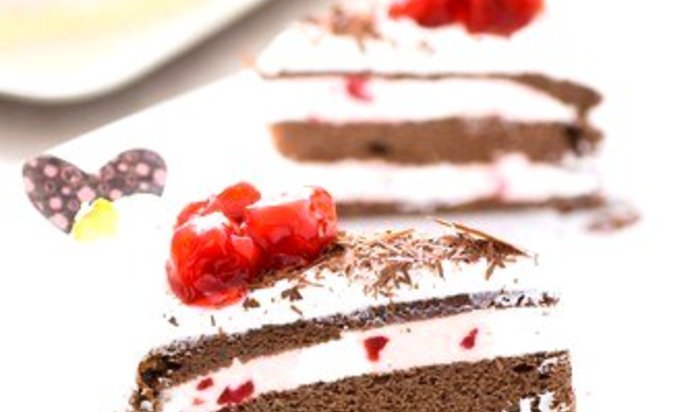 Шоколадный торт с домашним сыром и вишней