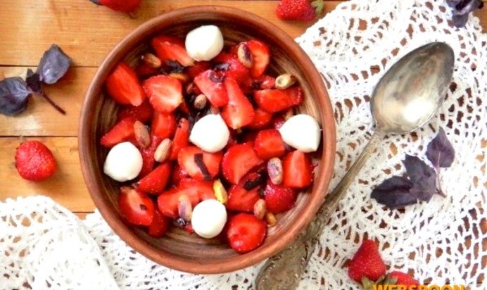 Салат «Капрезе» с клубникой