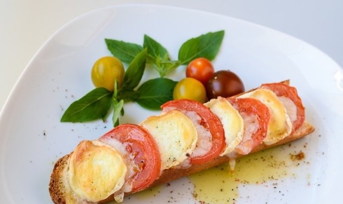 Запеченный бутерброд с сыром и помидорами