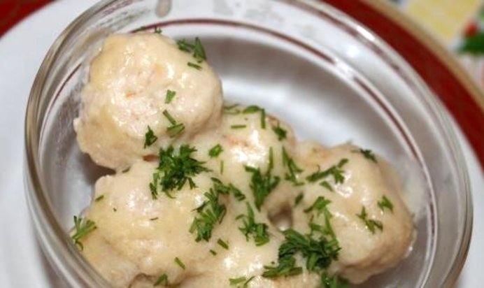 Тефтели из индюшиной грудки в молочном соусе