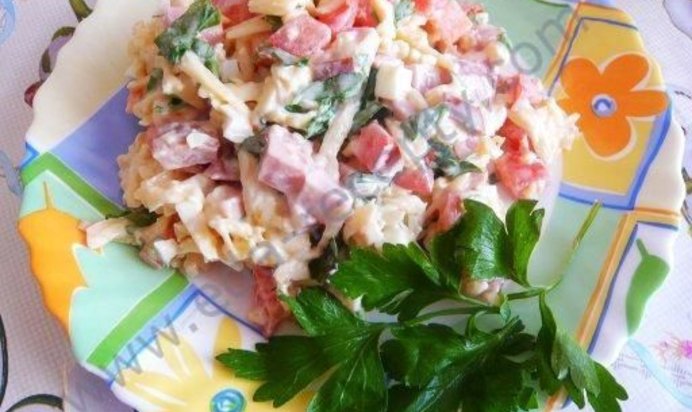 Салат с помидорами и колбасой Гусарский