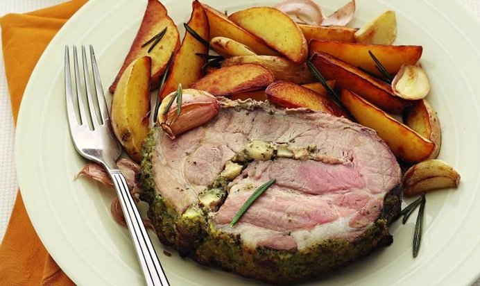 Свиной окорок в ароматной шубе