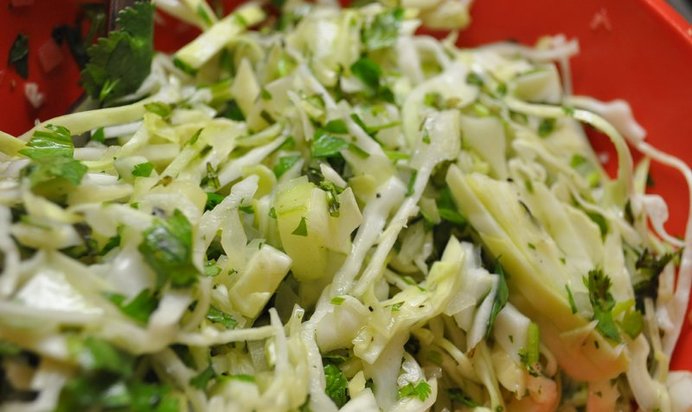 Салат из капусты с яблоками