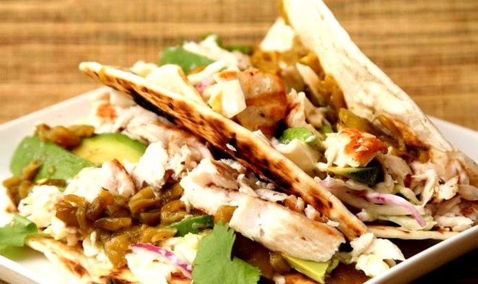 Такос с рыбой и салатом