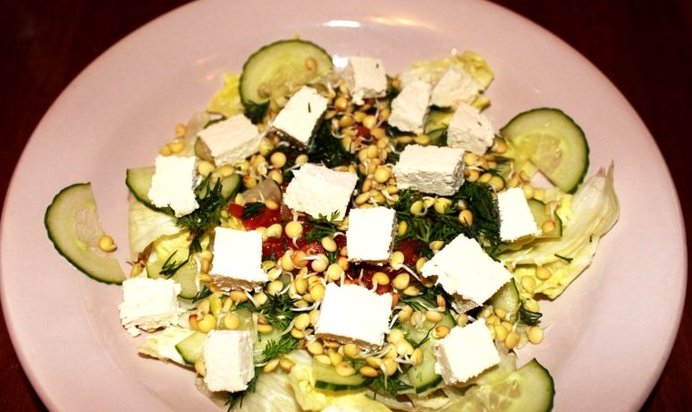 Салат из пророщенной чечевицы