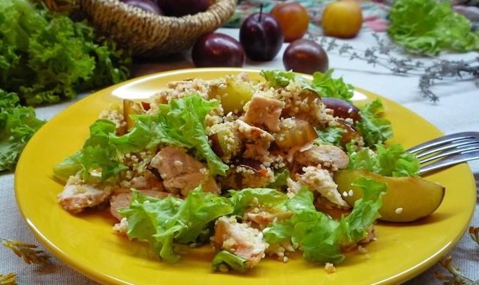 Салат из куриной грудки со сливами и кускусом