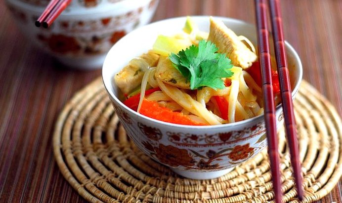 Рисовая лапша с курицей по-азиатски