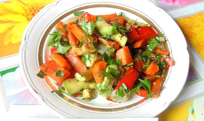 Теплый салат из кабачка перца и морковки