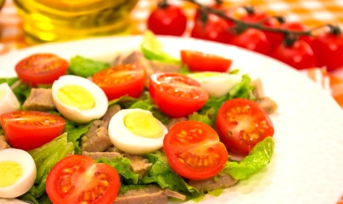 Салат с мясом, помидорами и яйцами