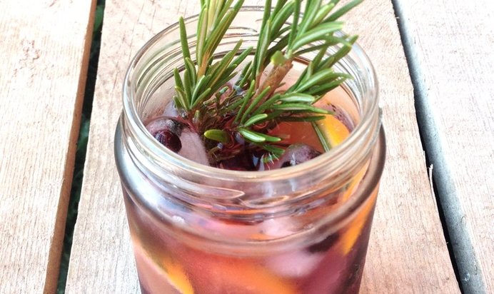 Кулер с ромашкой, розмарином и черной смородиной