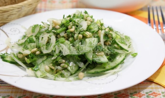 Салат из огурцов с кедровыми орешками