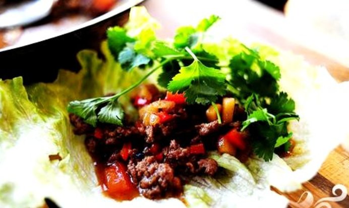 Листья салата с мясной начинкой