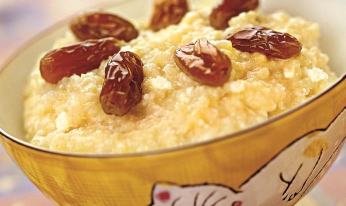 Пшенная каша с изюмом и творогом