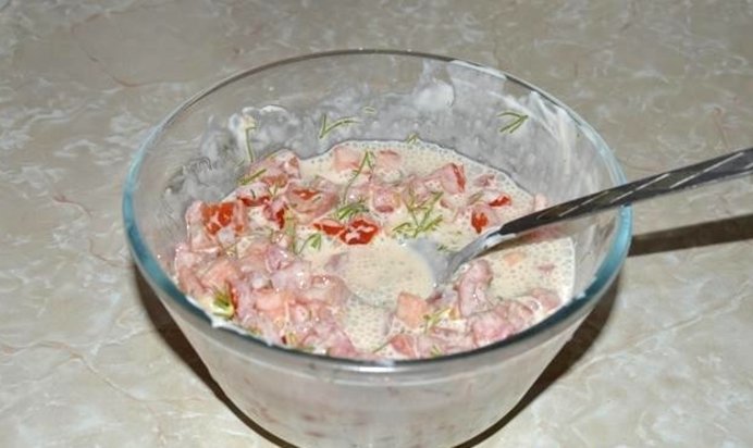 Лёгкий салат с чесноком и помидорами