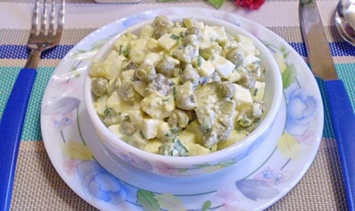 Салат с огурцами и сыром