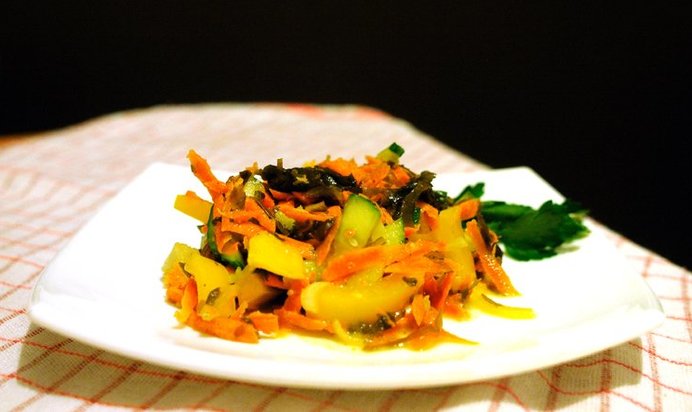 Салат из морской капусты под соусом из горчицы, чеснока и имбиря