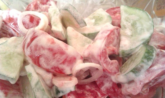 Простой овощной салат со сметаной