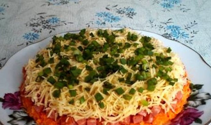 Салат с копченой колбасой и морковью