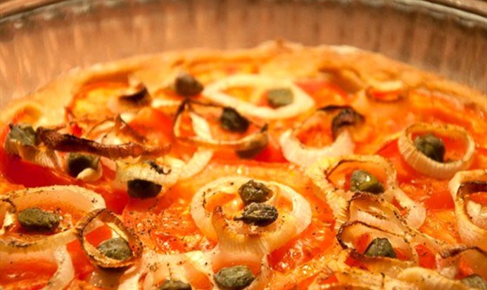 Традиционный греческий пирог с томатами и луком «Ладения»