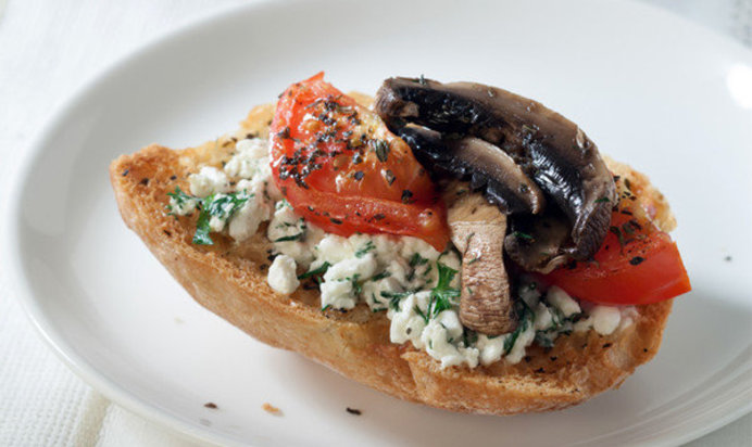 Тост с творогом, помидором и грибами
