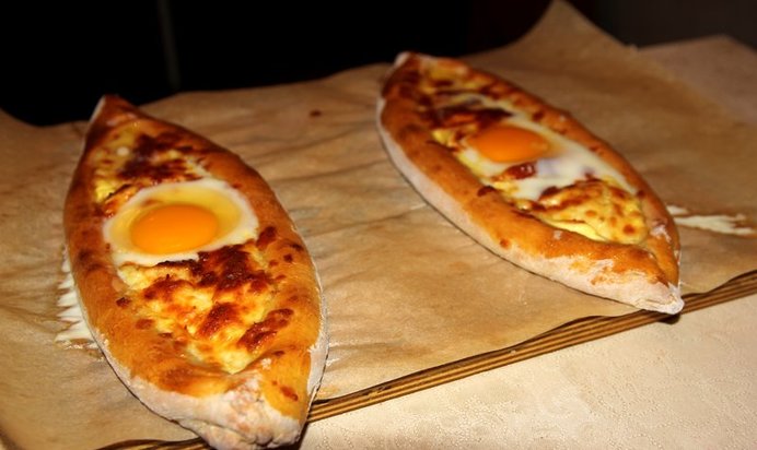 Хачапури по‑аджарски на мацони