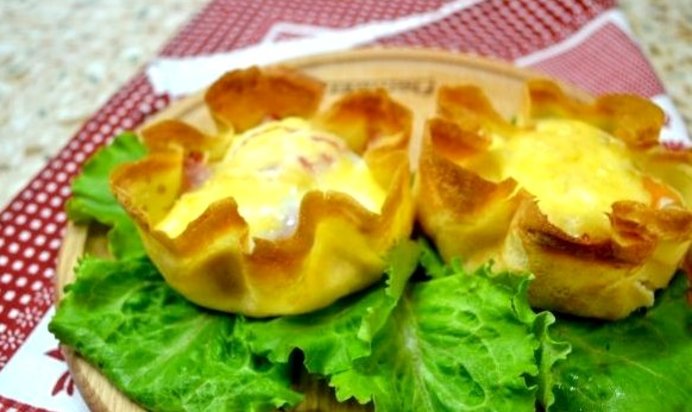 Салат в блинных мешочках