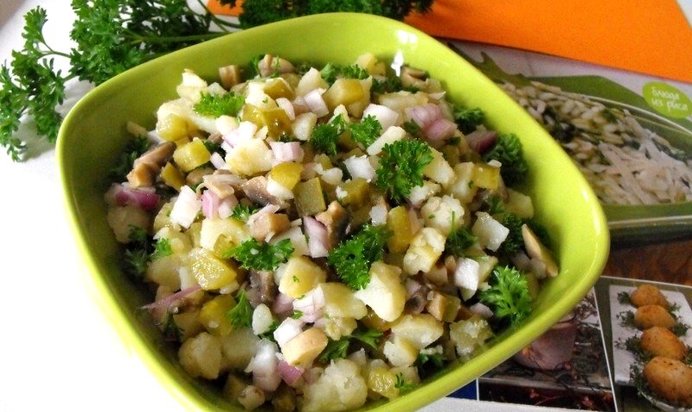 Салат из маслят и картошки