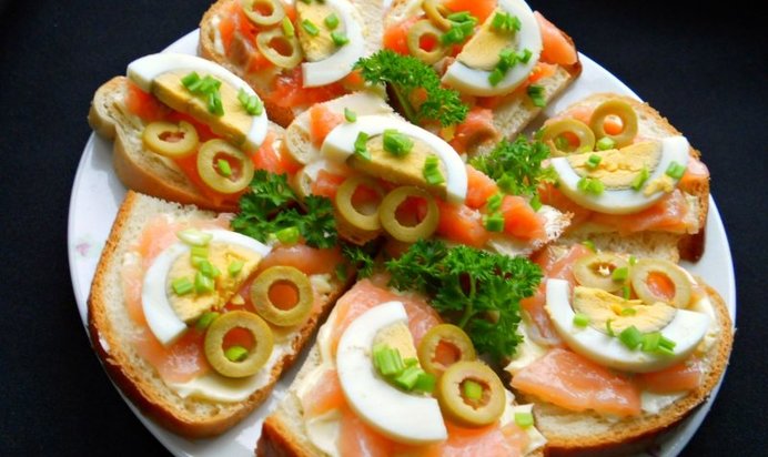 Бутерброды с семгой и оливками