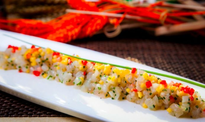 Тартар из дорада с манго и клубникой