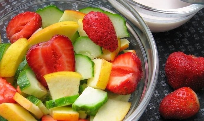 Салат с клубникой, яблоком, огурцом