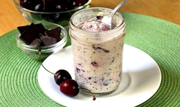Овсянка в банке с вишней и шоколадной крошкой
