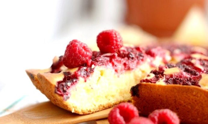 Шарлотка с малиной