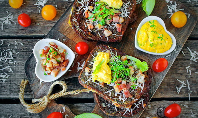 Крок-месье с жареным беконом и соусом тартар