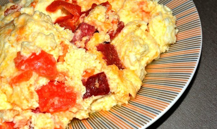 Омлет с колбасой и помидорами