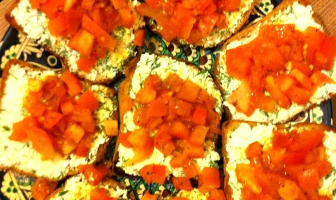 Тосты с творогом, чесноком и зеленью