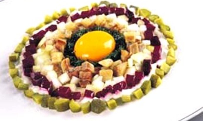 Тартар из норвежской сельди с яичным желтком