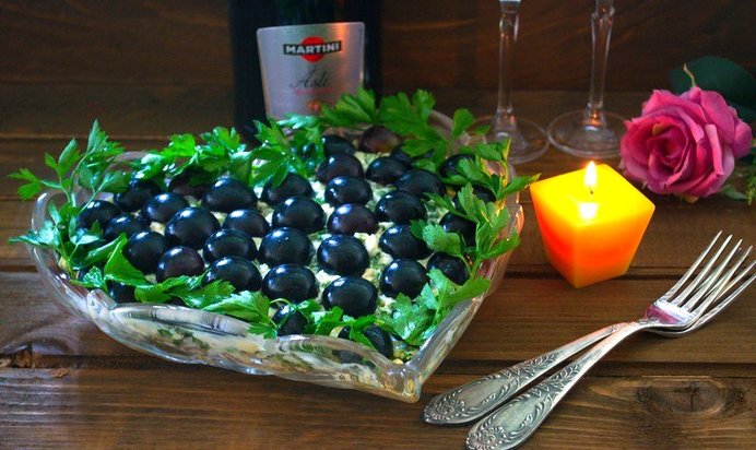 Салат с виноградом и капустой