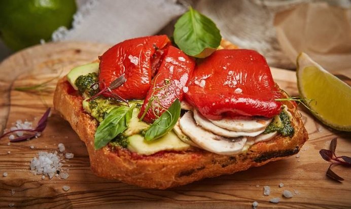 Хрустящая брускетта с печеным болгарским перцем