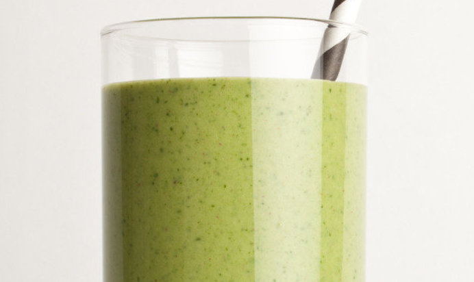 Зеленый смузи с бананом и арахисовой пастой