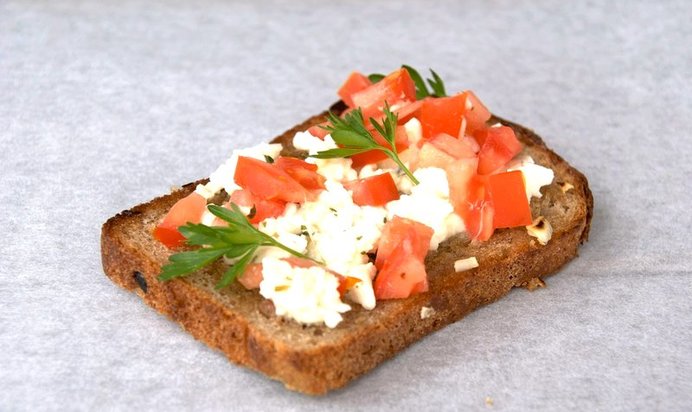 Брускетта с черным хлебом и песто