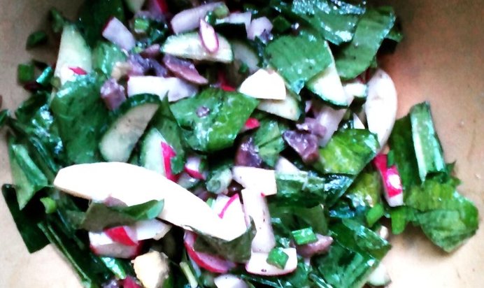 Салат с листьями черемши