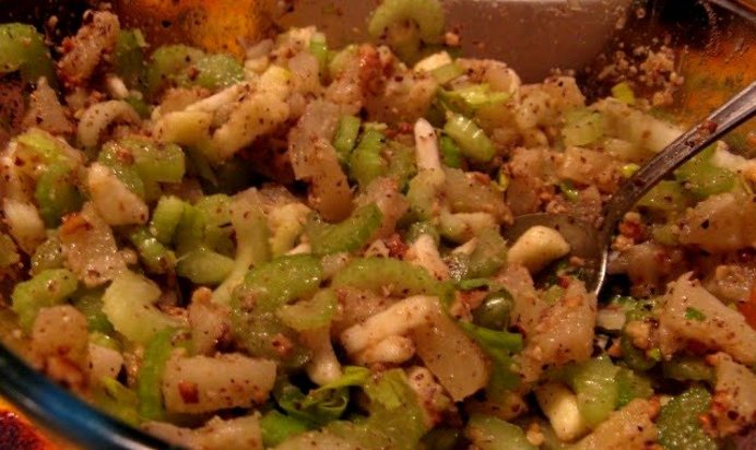 Салат с сельдереем и с ананасом